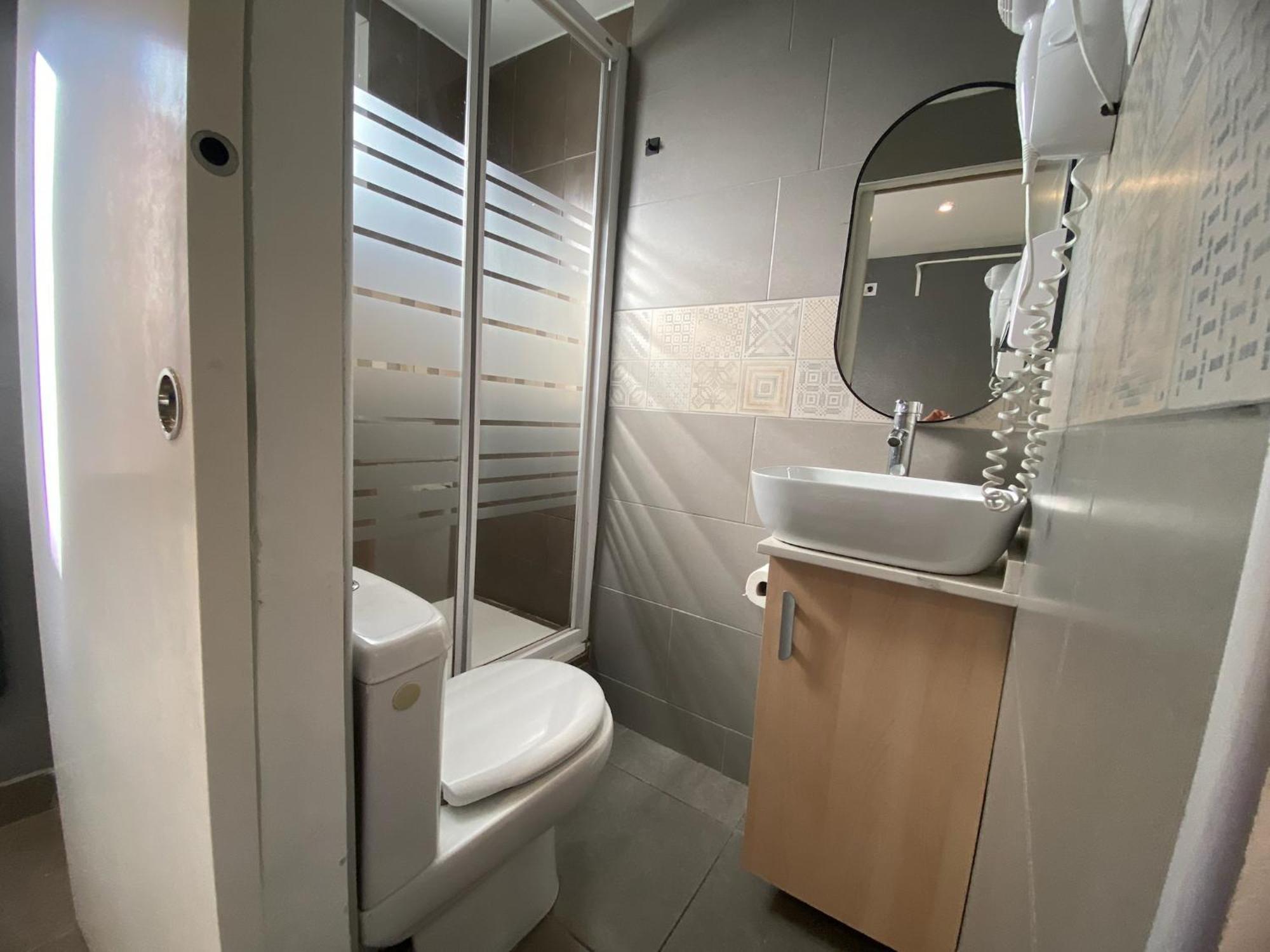 Suites Nuevas Con Bano Privado Frente Al Metro St Mwc Barcelona-Fira L'Hospitalet de Llobregat Exterior photo