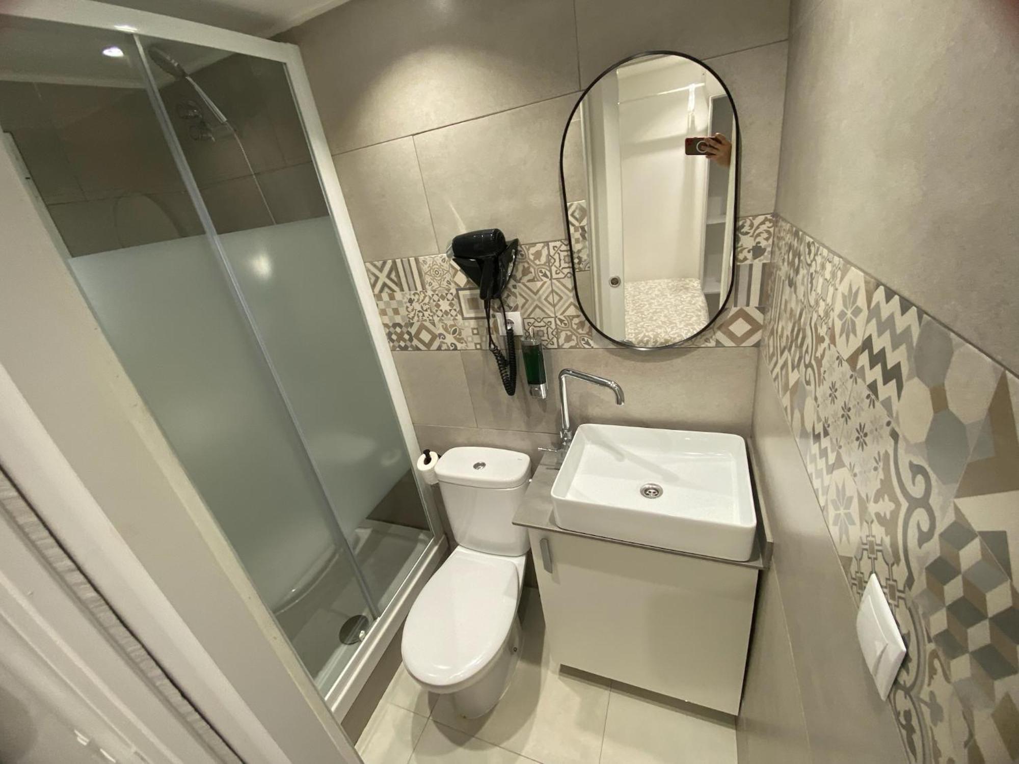 Suites Nuevas Con Bano Privado Frente Al Metro St Mwc Barcelona-Fira L'Hospitalet de Llobregat Exterior photo