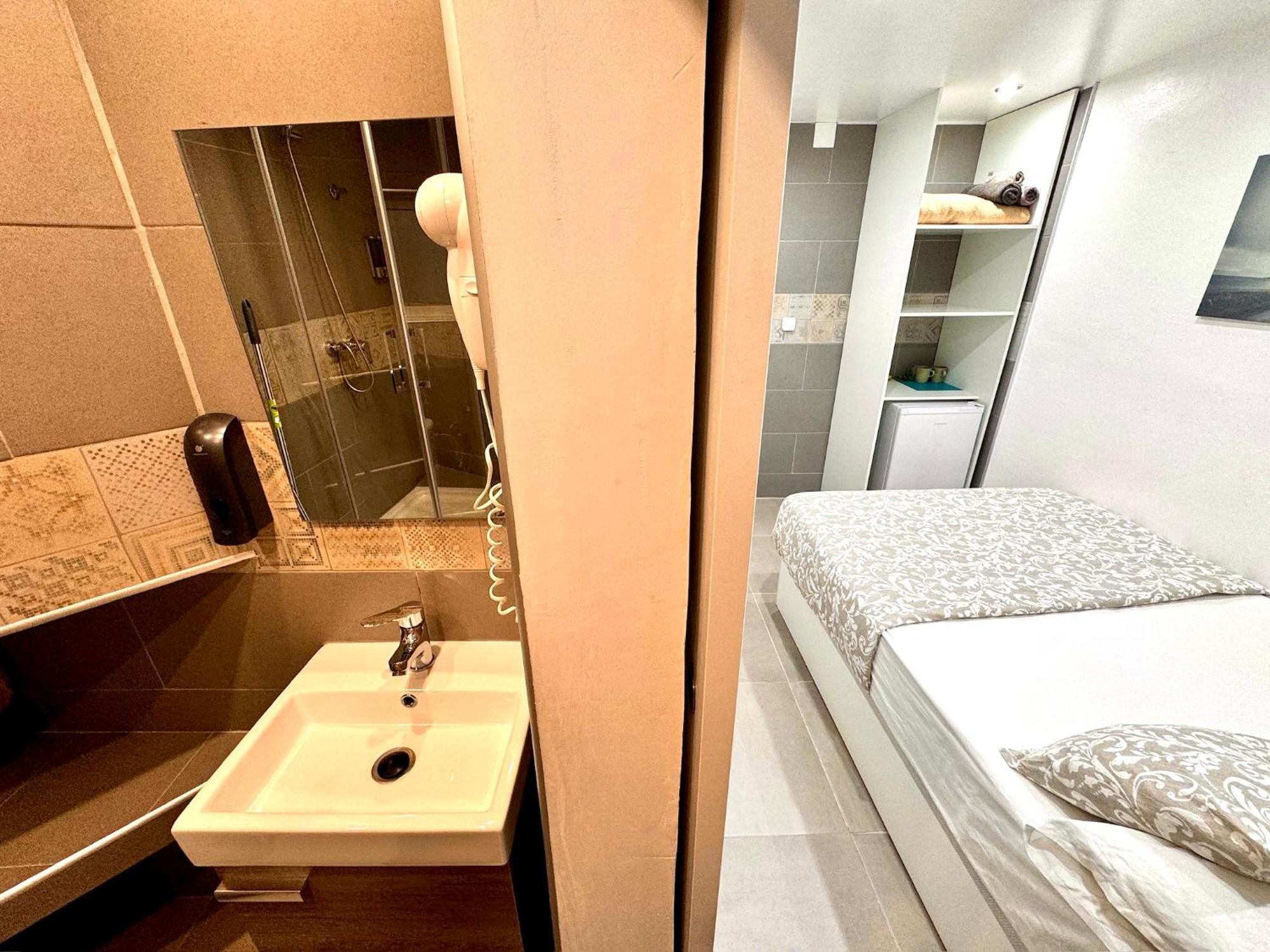 Suites Nuevas Con Bano Privado Frente Al Metro St Mwc Barcelona-Fira L'Hospitalet de Llobregat Exterior photo