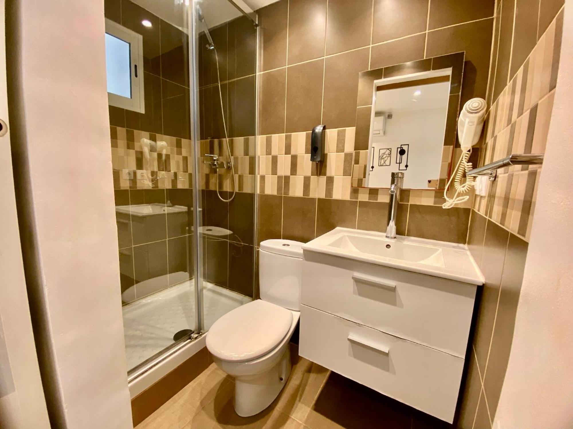 Suites Nuevas Con Bano Privado Frente Al Metro St Mwc Barcelona-Fira L'Hospitalet de Llobregat Exterior photo