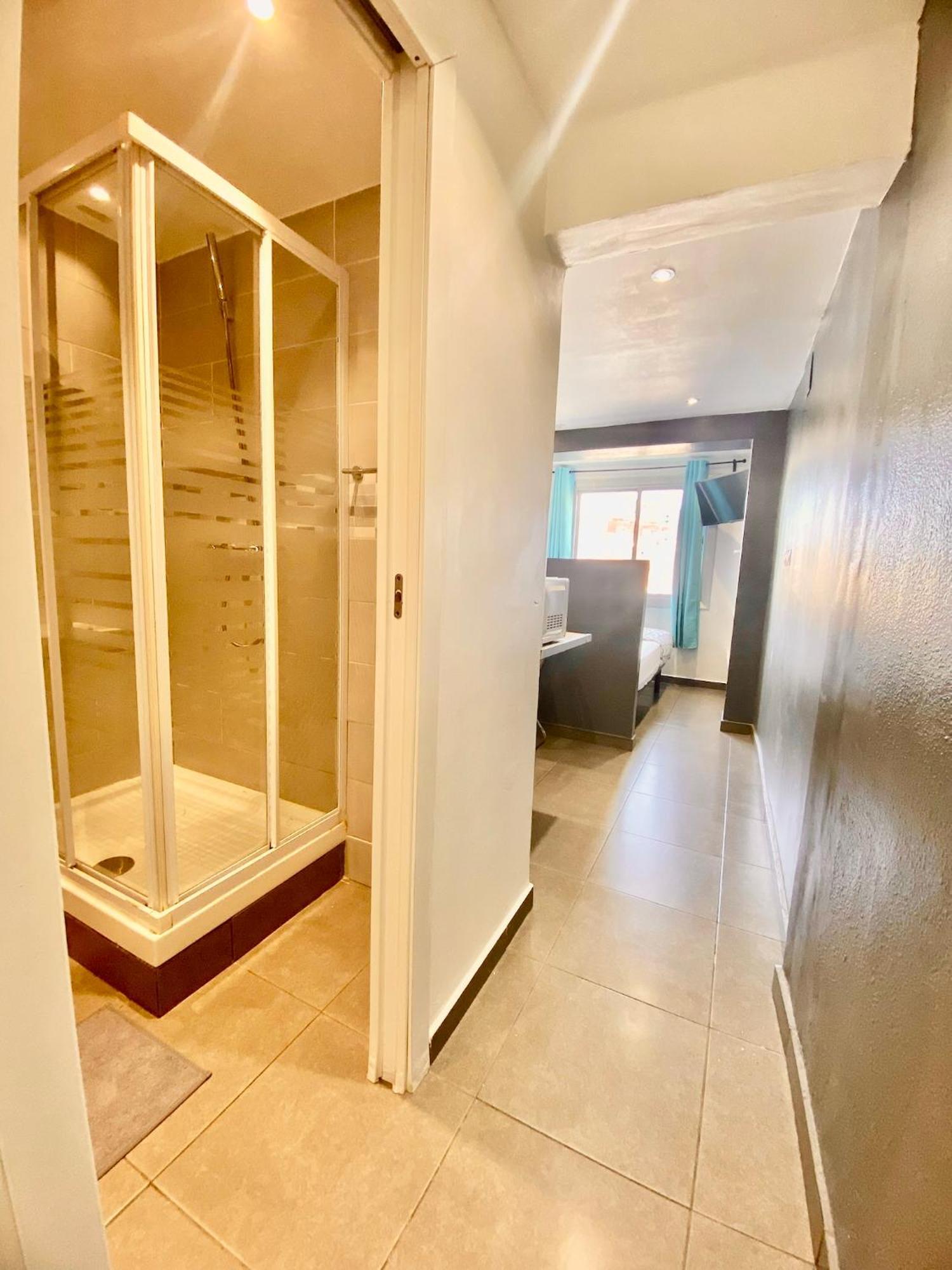 Suites Nuevas Con Bano Privado Frente Al Metro St Mwc Barcelona-Fira L'Hospitalet de Llobregat Exterior photo