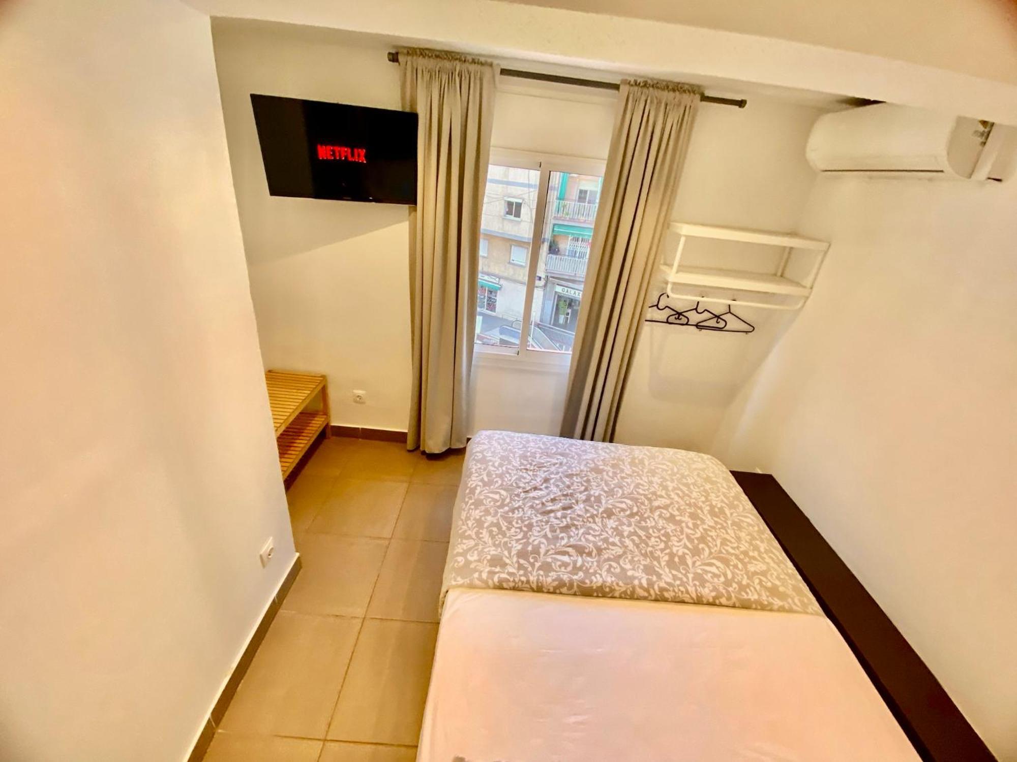 Suites Nuevas Con Bano Privado Frente Al Metro St Mwc Barcelona-Fira L'Hospitalet de Llobregat Exterior photo