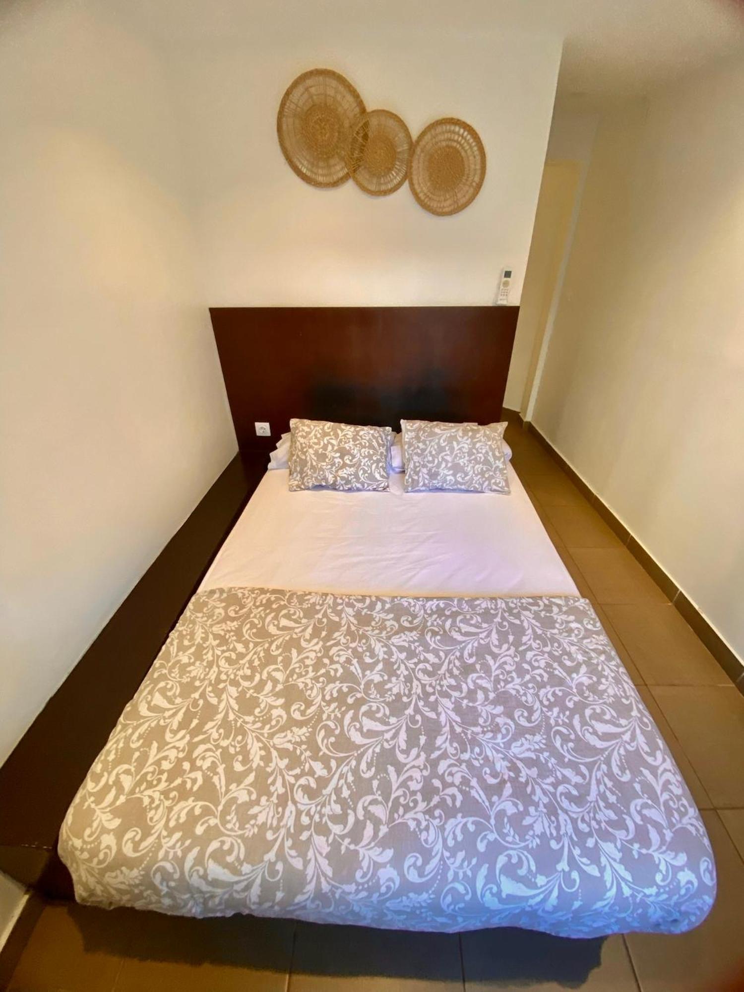Suites Nuevas Con Bano Privado Frente Al Metro St Mwc Barcelona-Fira L'Hospitalet de Llobregat Exterior photo