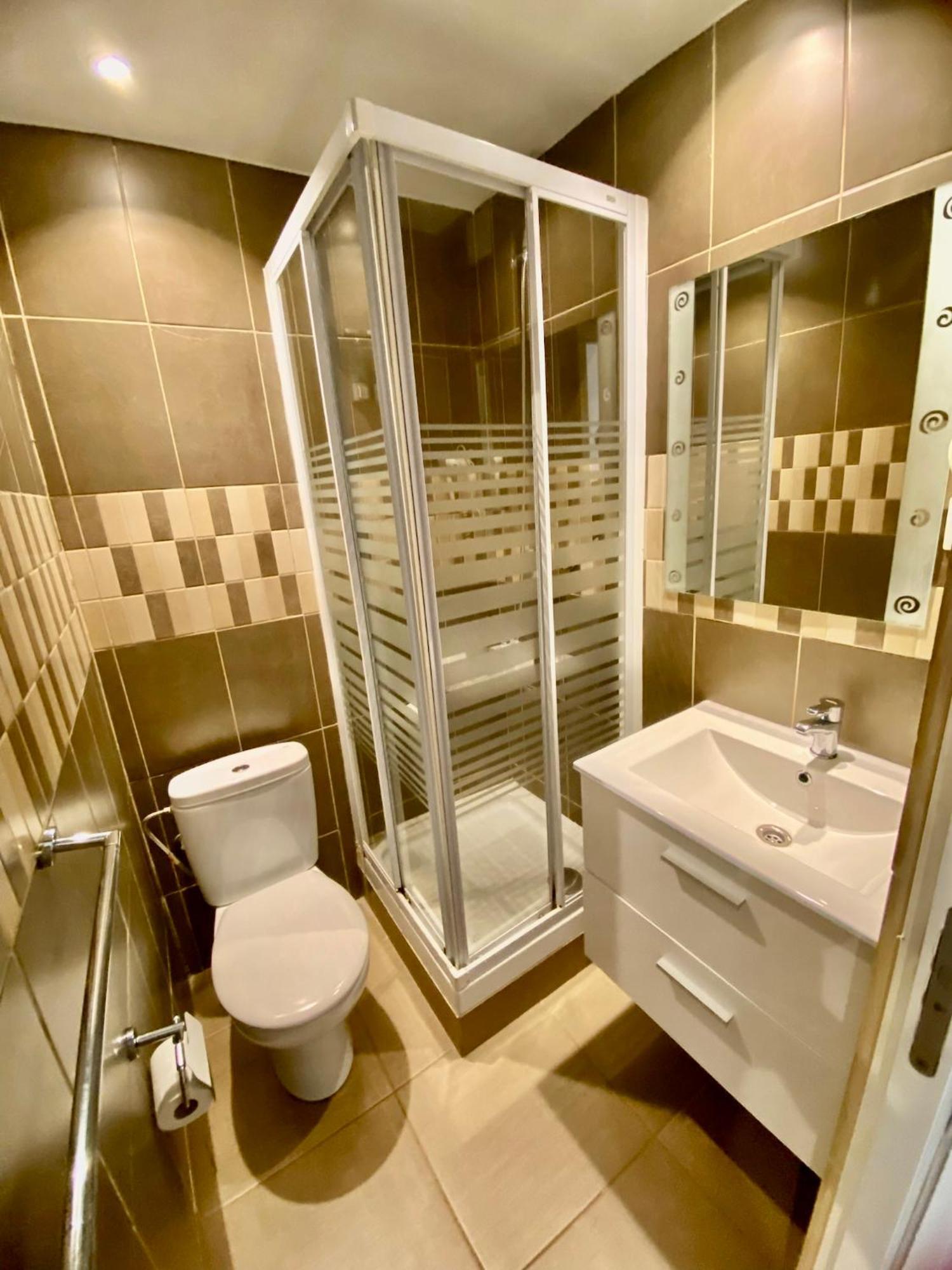 Suites Nuevas Con Bano Privado Frente Al Metro St Mwc Barcelona-Fira L'Hospitalet de Llobregat Exterior photo