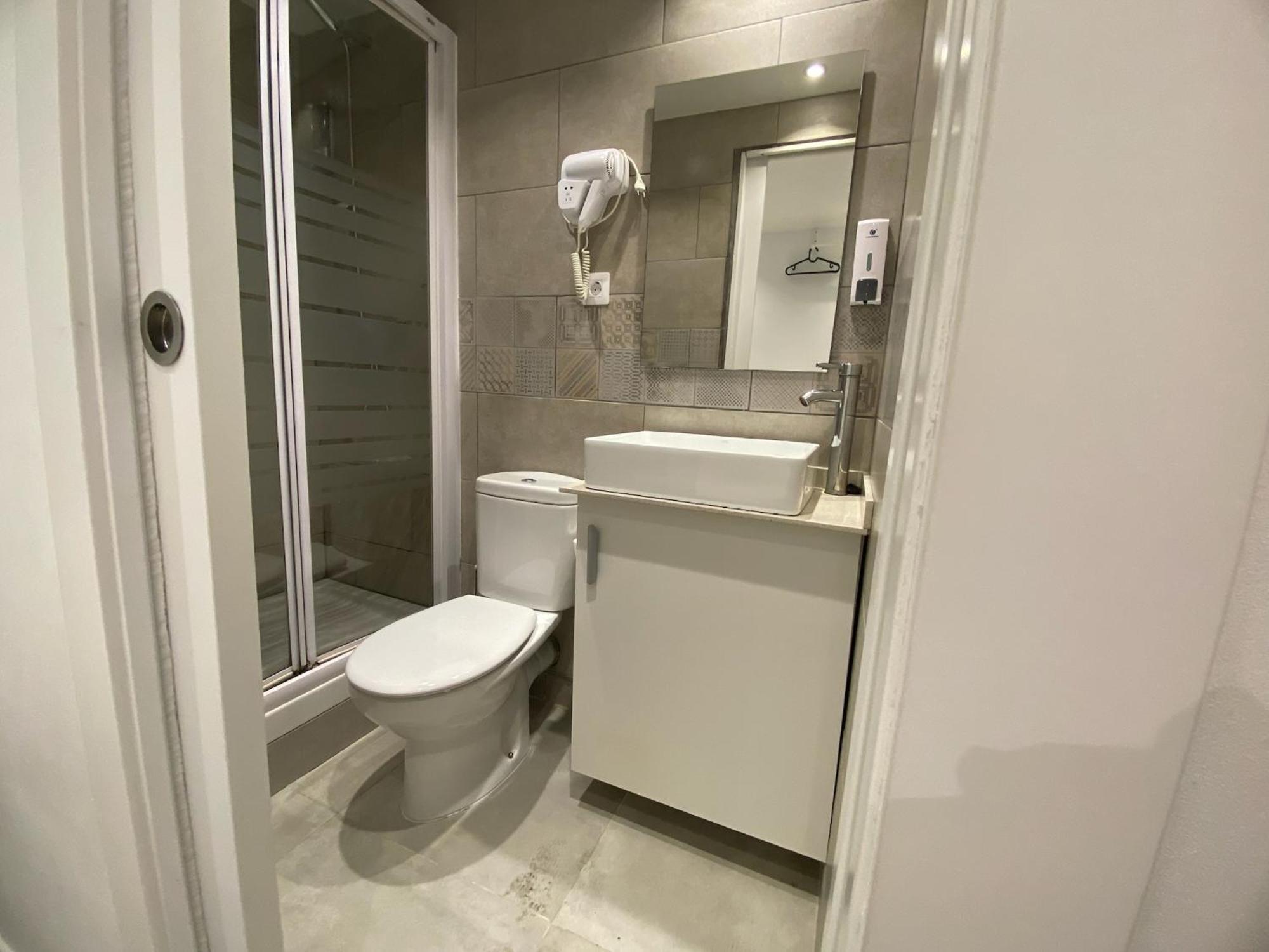 Suites Nuevas Con Bano Privado Frente Al Metro St Mwc Barcelona-Fira L'Hospitalet de Llobregat Exterior photo
