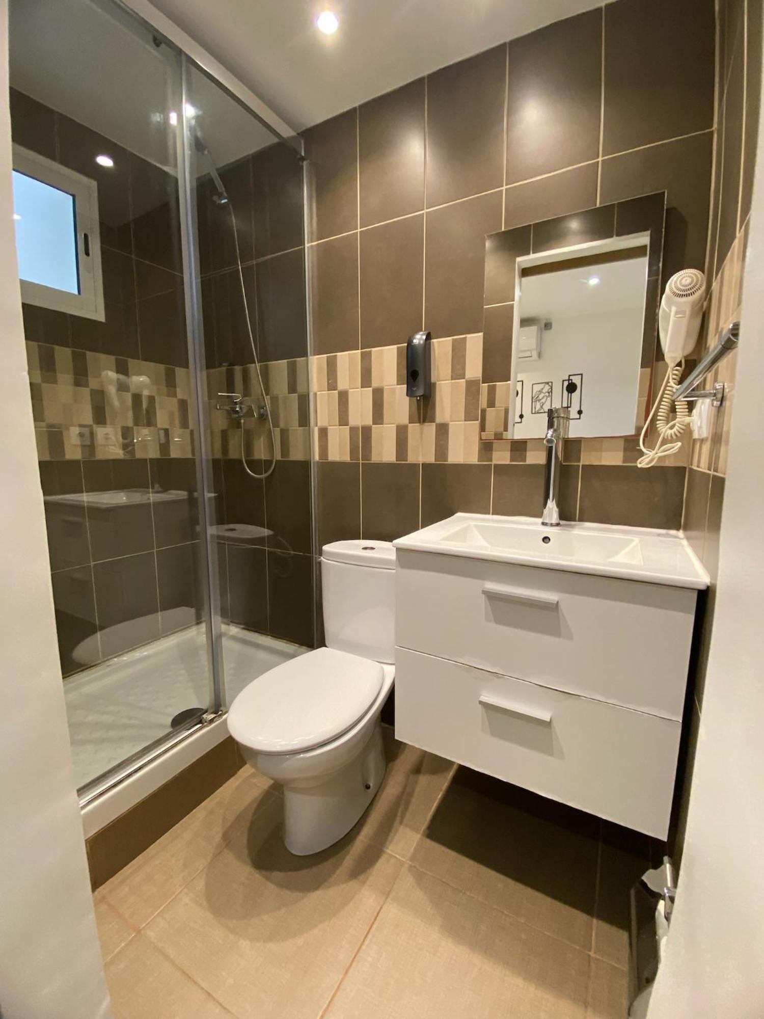 Suites Nuevas Con Bano Privado Frente Al Metro St Mwc Barcelona-Fira L'Hospitalet de Llobregat Exterior photo