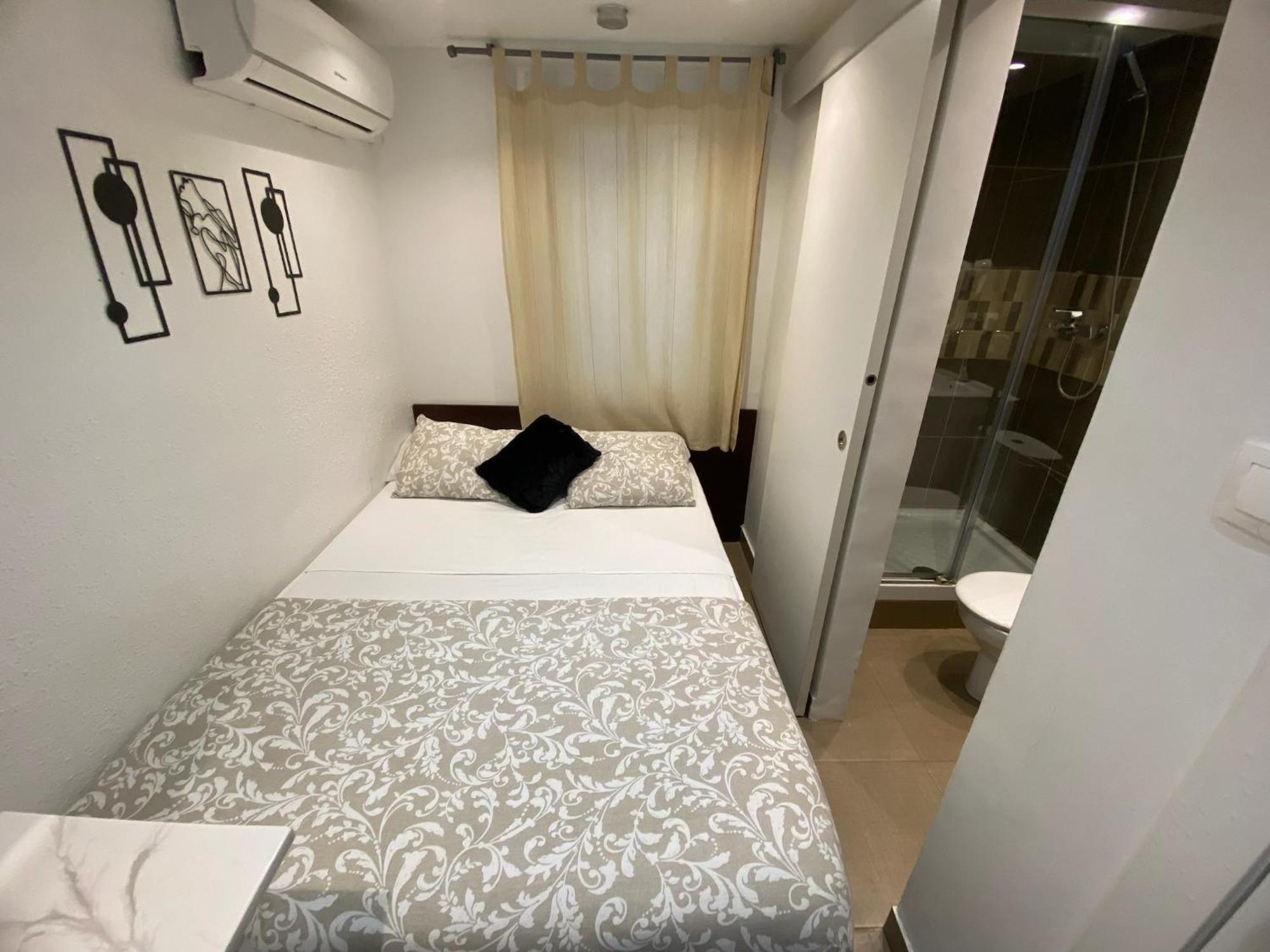 Suites Nuevas Con Bano Privado Frente Al Metro St Mwc Barcelona-Fira L'Hospitalet de Llobregat Exterior photo
