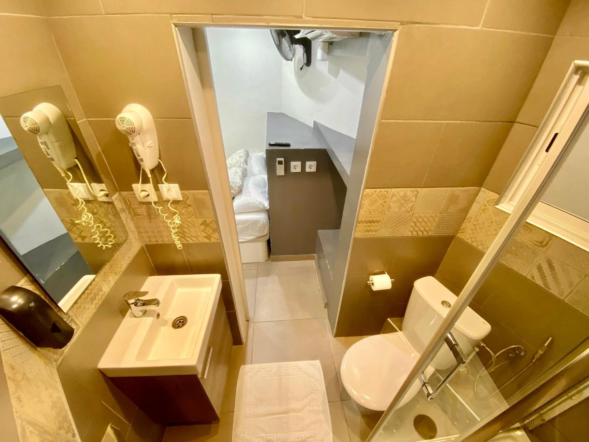 Suites Nuevas Con Bano Privado Frente Al Metro St Mwc Barcelona-Fira L'Hospitalet de Llobregat Exterior photo